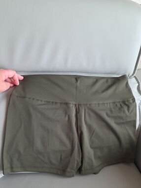 Women's Army Green Cargo Active Yoga Shorts NWT